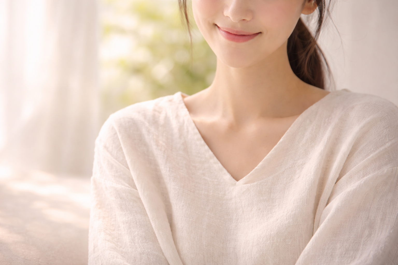 부담 없이 자연스러운 분위기를 전달하는 부드러운 배경 속 미소 짓는 인물의 하반 얼굴 이미지