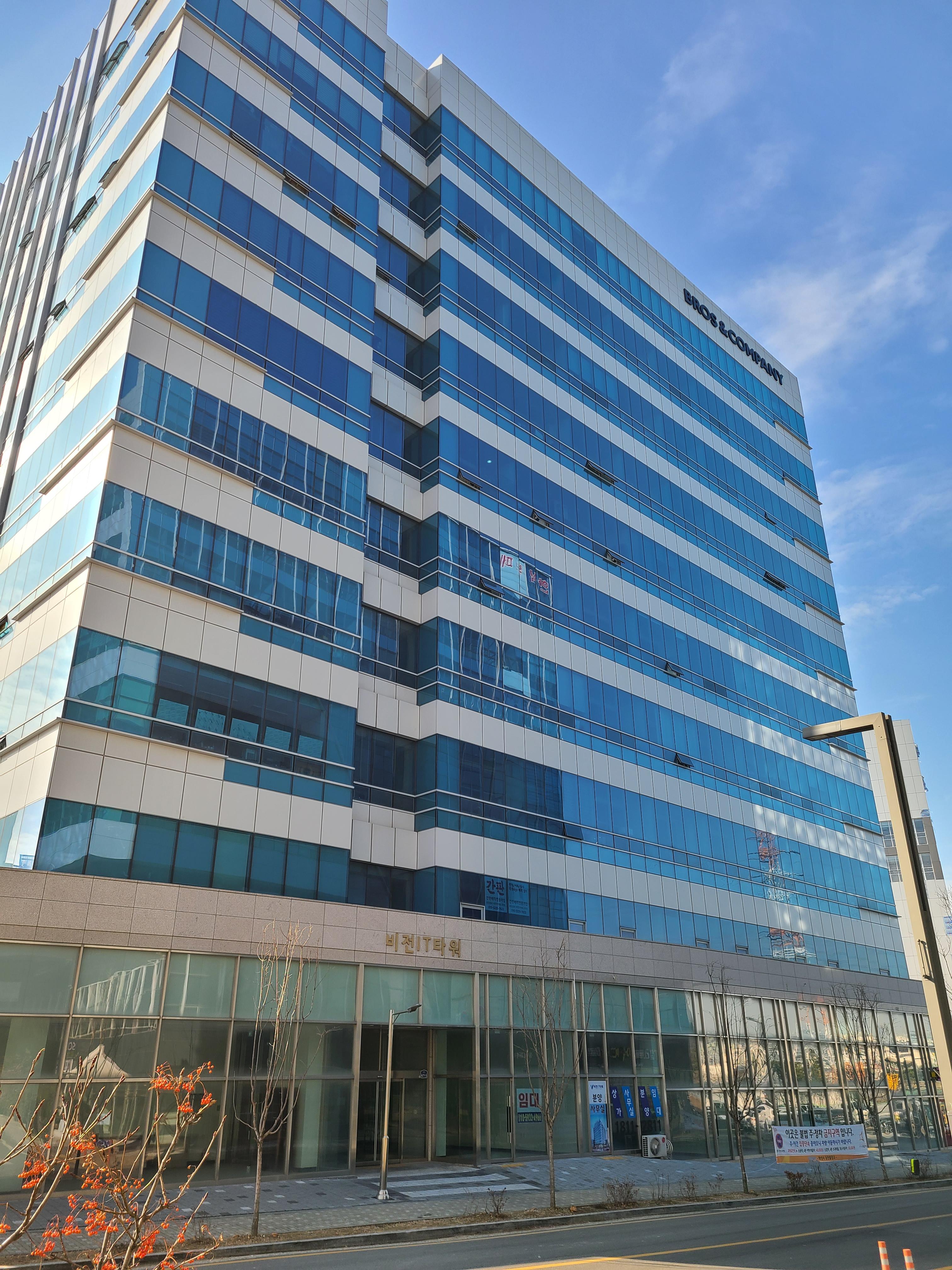 비전IT타워 외관