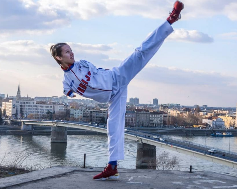 두팔이 없는 여성이 태권도 발차기 하는 장면
