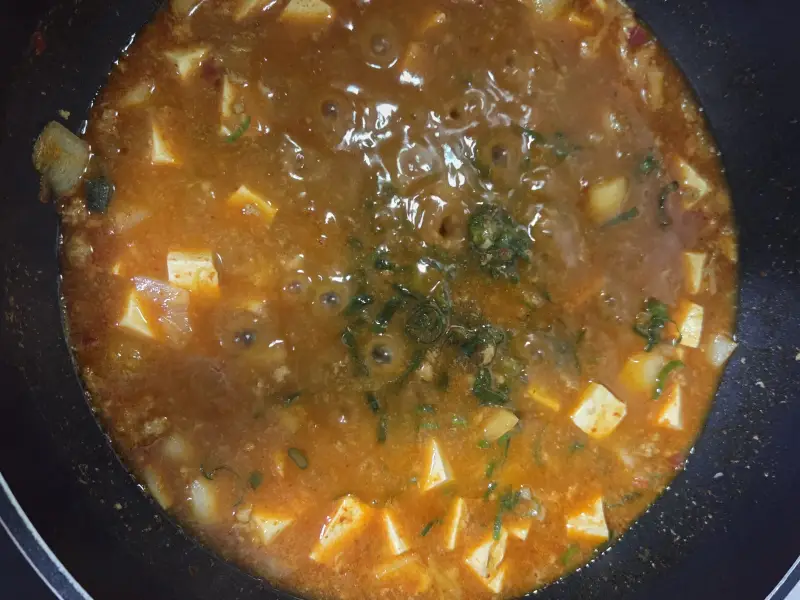 마파두부덮밥-마지막에 대파 넣고 살짝 끓이기