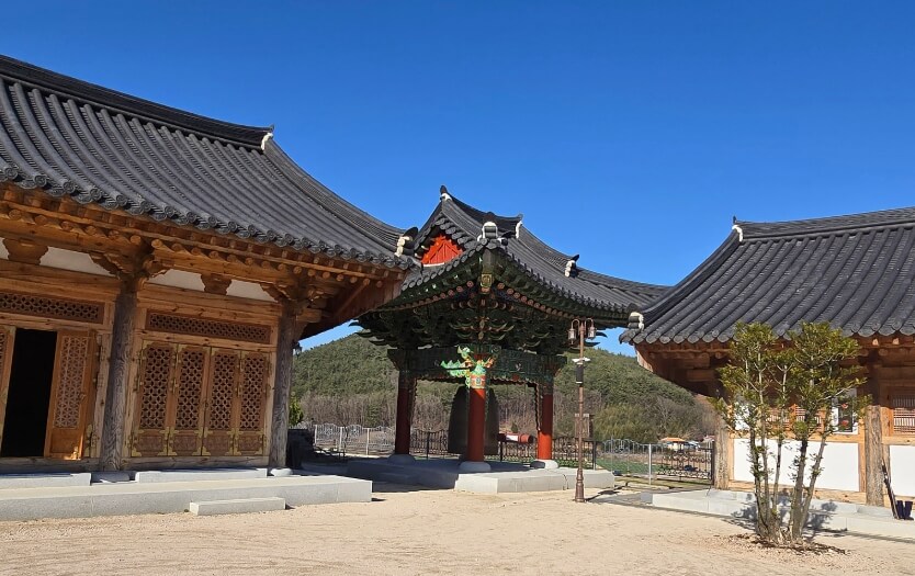 남해 성담사 : 마음의 호수에 달이 비치는 곳 남해 바다와 산이 만나는 고요한 기도처