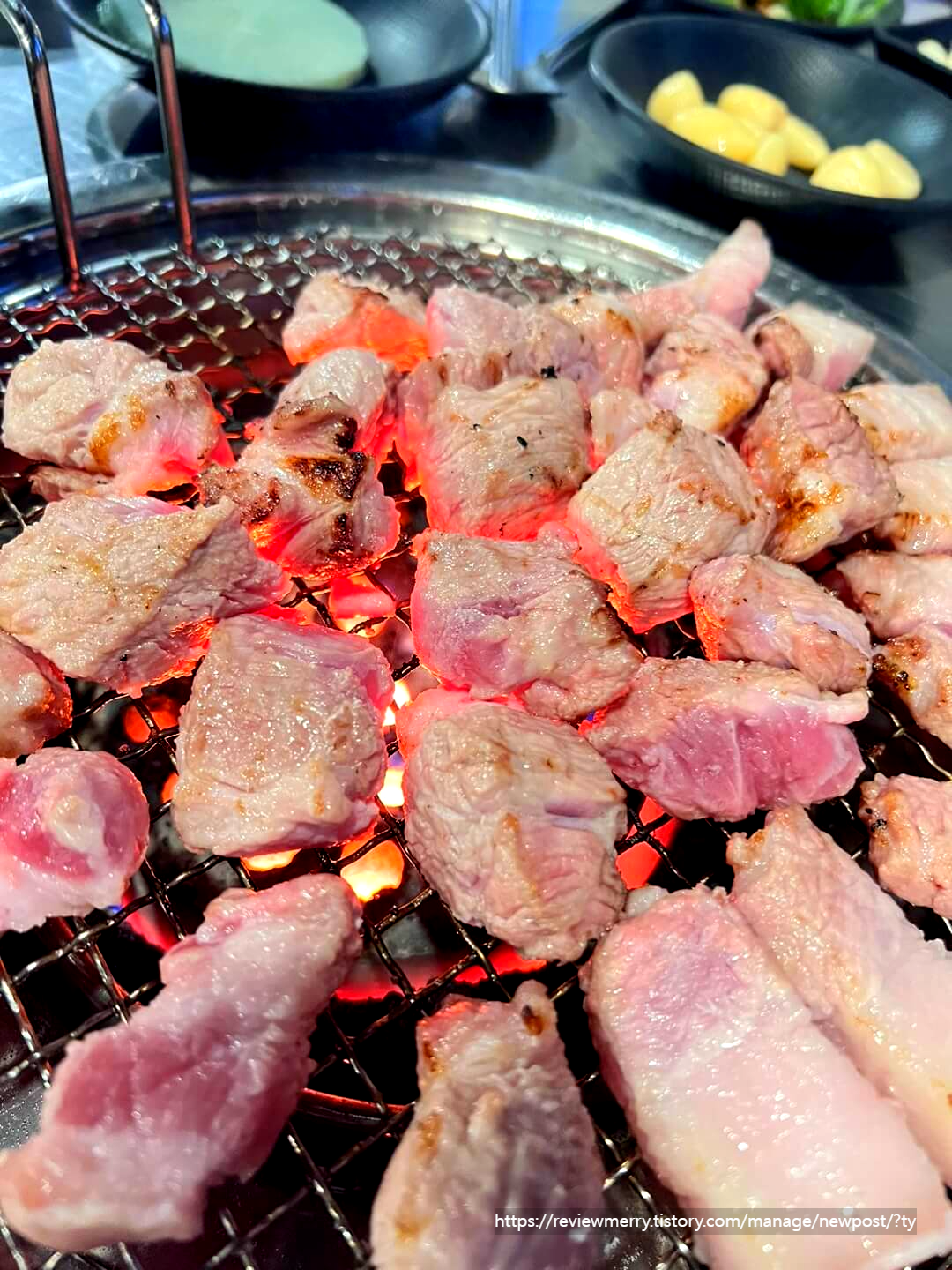 목살 굽는 사진