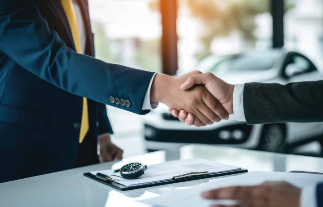 두 남자가 악수를 하고 있다.