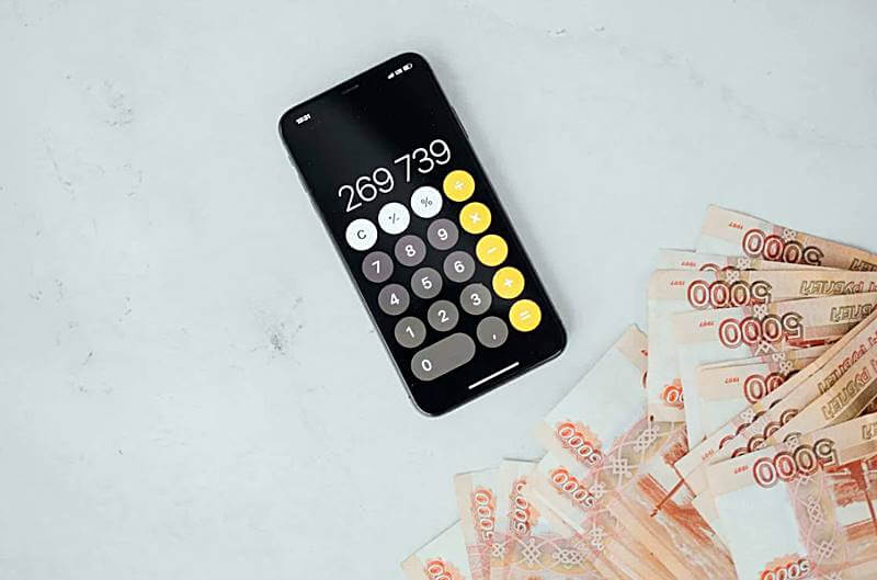 5000루블-지폐와-아이폰-계산기의-모습