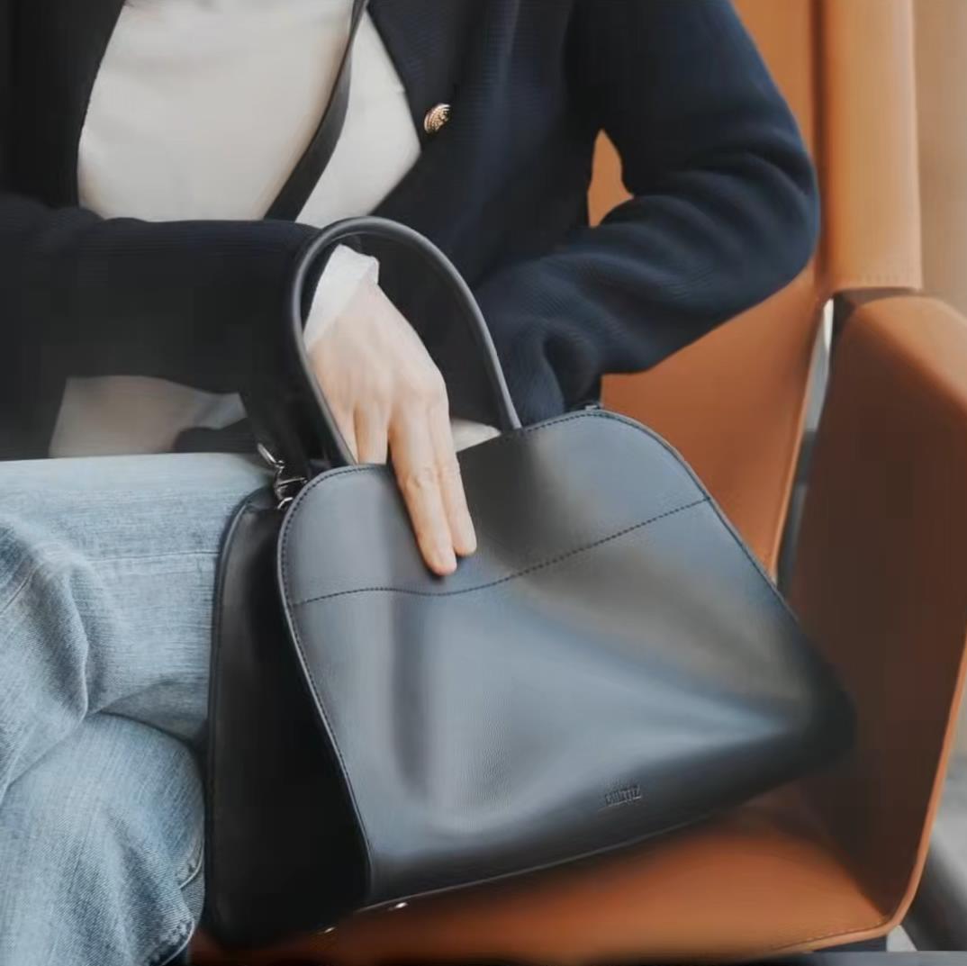 민티즈의 로고 없는 미니멀한 디자인의 천연 가죽 호보백 또는 토트백