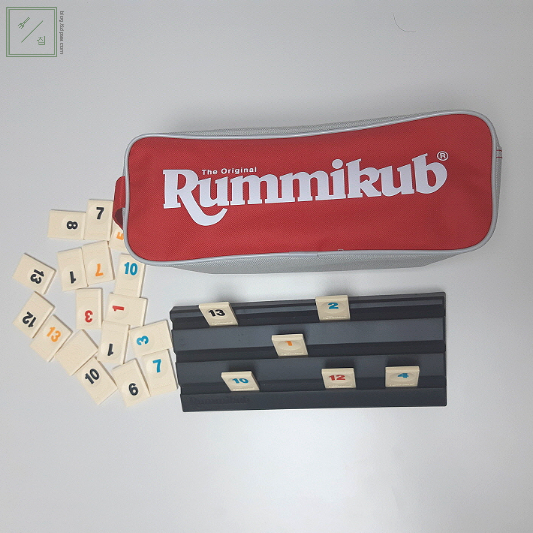 루미큐브 보드게임 구성품이 책상위에 놓여 있습니다.