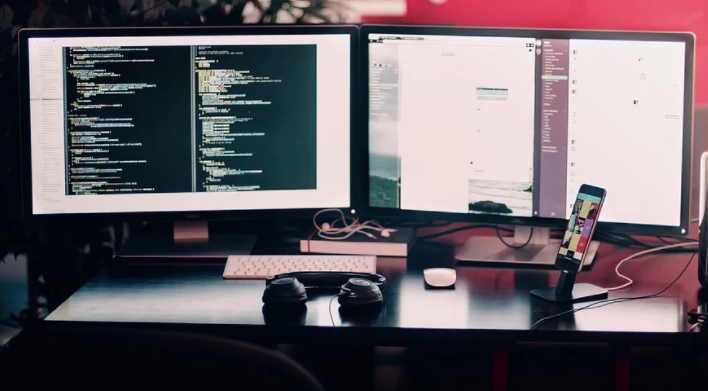 computer-desk-IT-monitor