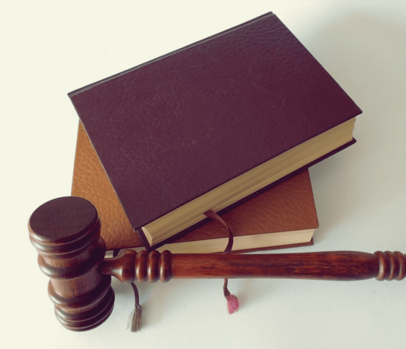 법전위에-판사봉이-올려진-모습