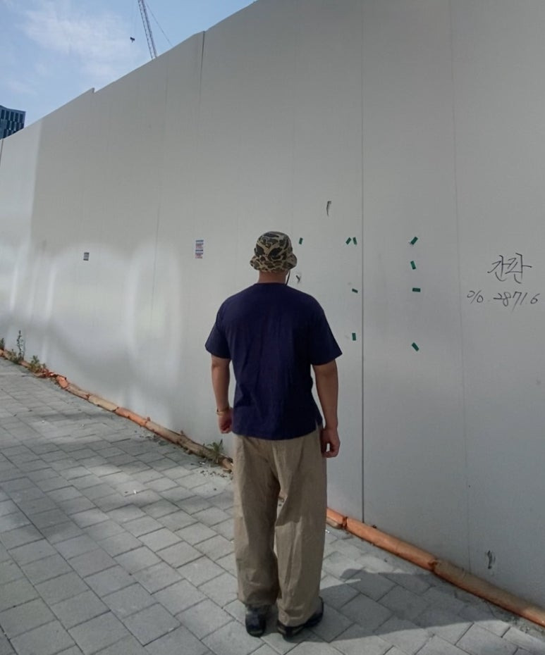 데일리룩('26. 9. 23.)마크엠 카모 정글 버킷햇 벙거지, 노티카 83플래그 티셔츠, 나이키 클럽 벌룬 팬츠, 나이키에어맥스 95 OG 형광, 카시오 A-159WGEA 골드