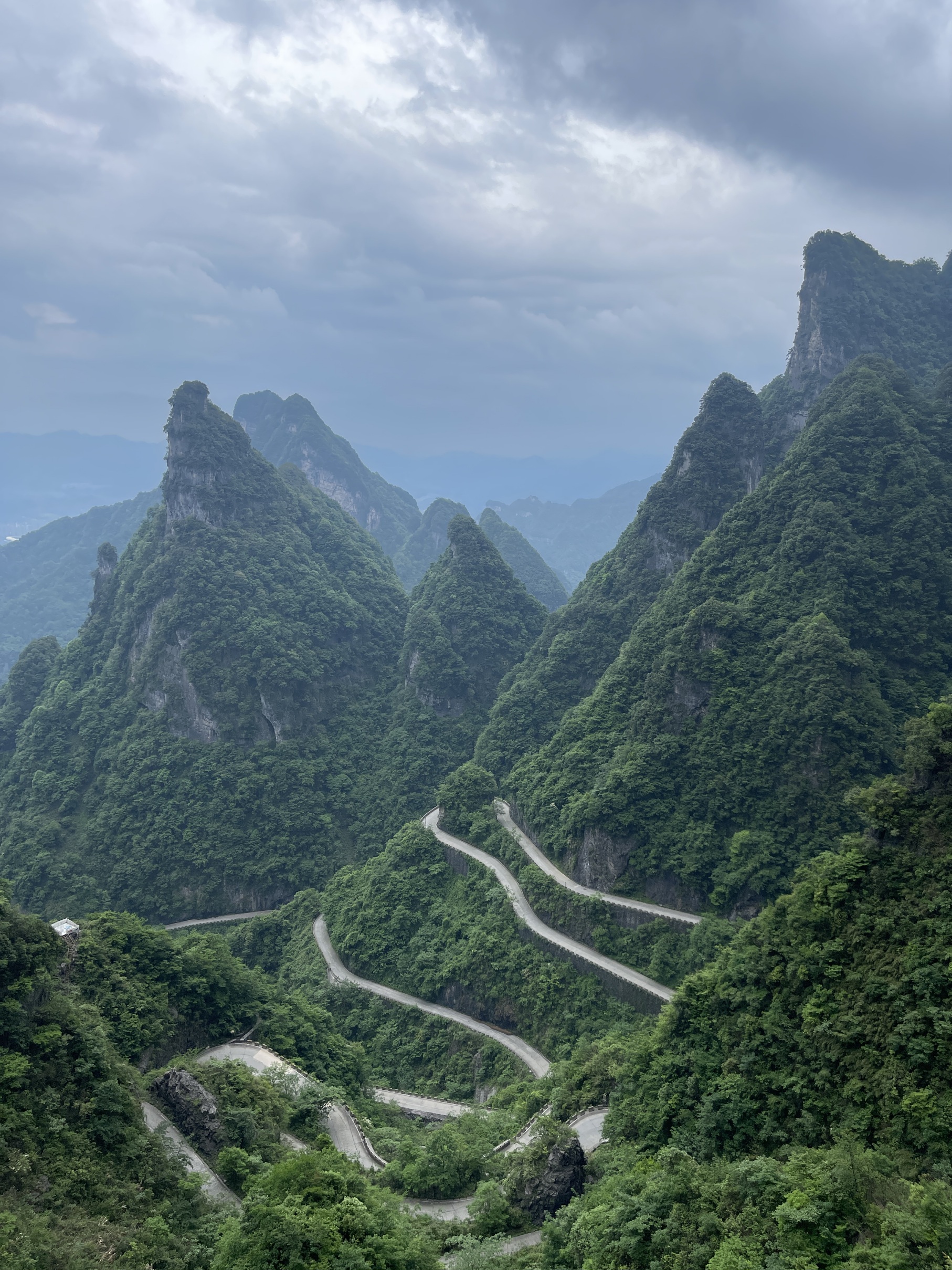 천문동에서 내려다 본 구불 구불 길