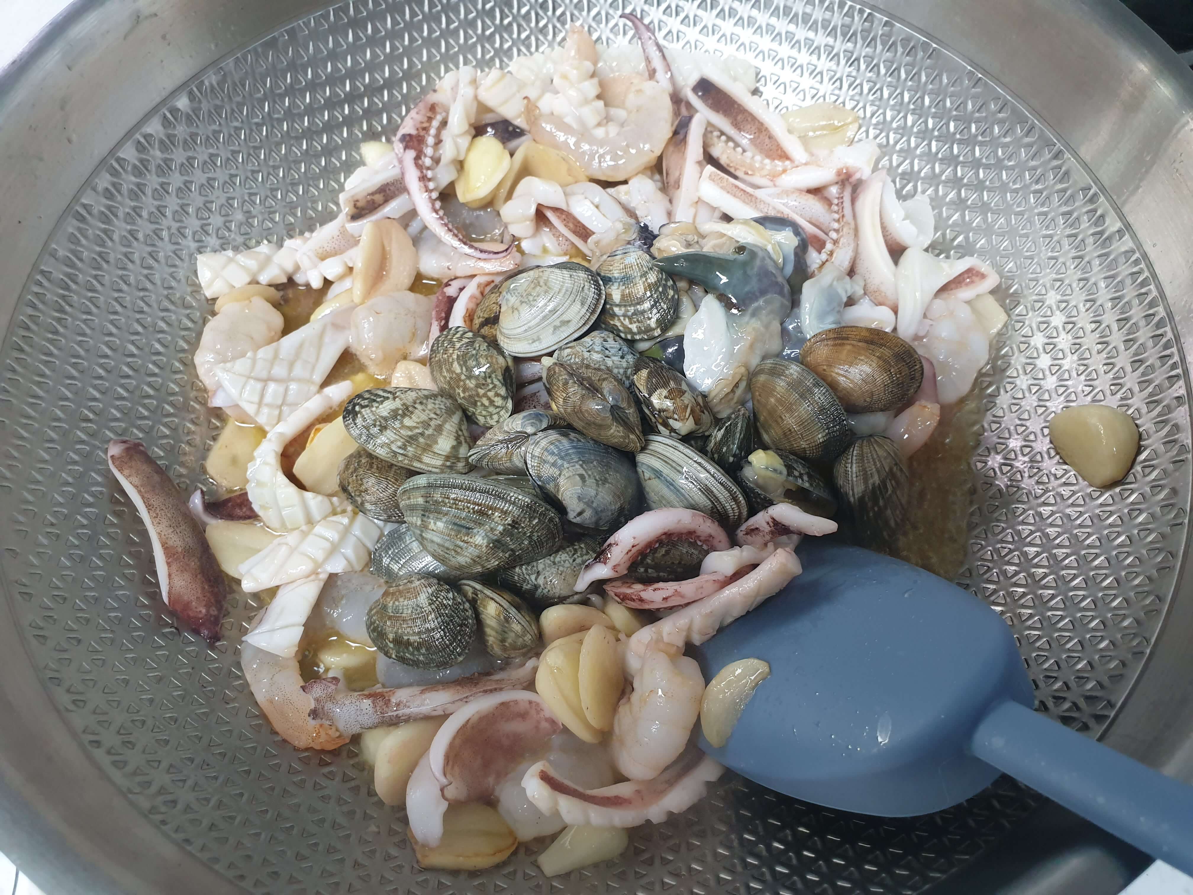 해산물이_들어간_감바스_알_아히요_올리브_오일에_재료넣기