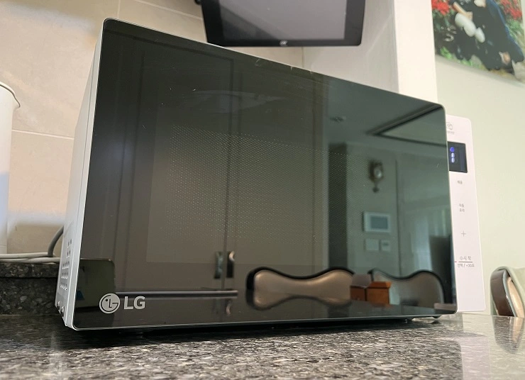 깔끔한 디자인의 LG 전자레인지