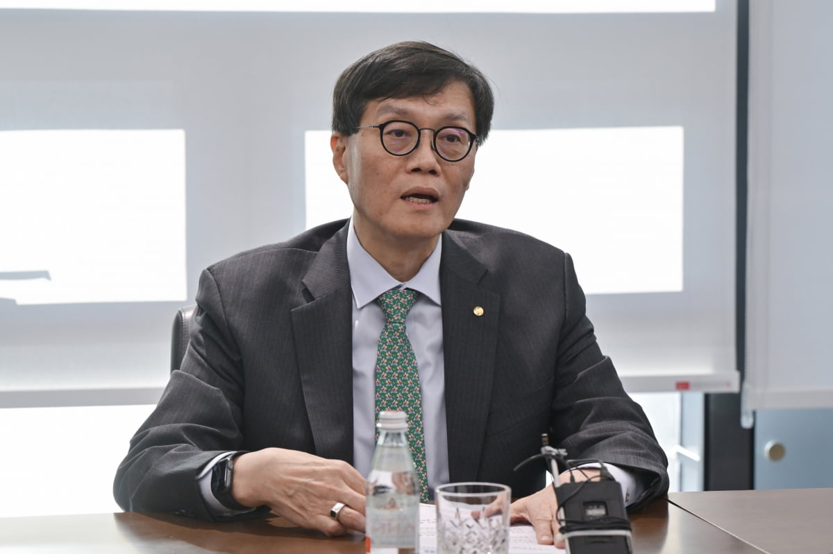 이창용 한국은행 총재가 19일 서울 중구 한국은행에서 우원식 국회의장과 면담하고 있다.