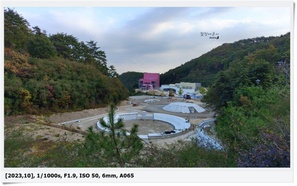 부산 기장 안데르센극장과 공사 중인 동화마을 주변 풍경