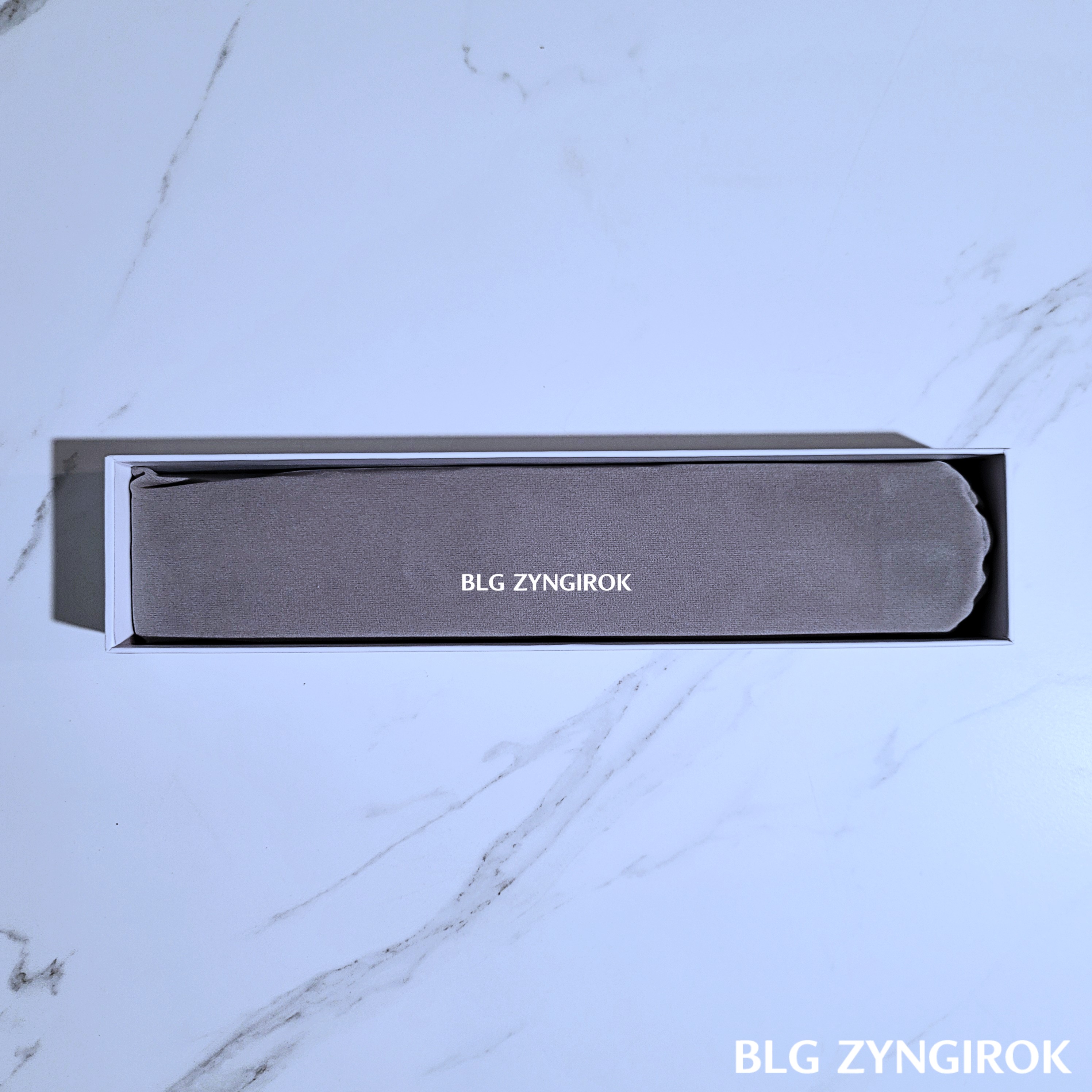 N8 노트북 거치대가 파우치 속에 담겨있다.