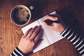 일기 쓰는 모습