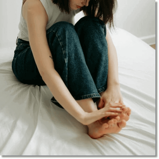 통풍 초기 증상과 원인, 발가락을 만지는 통풍 여성