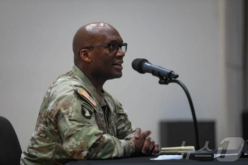 주한미군사령관이 주한미군의 한국 내 주둔에 관련한 기자간담회를 하고 있다.