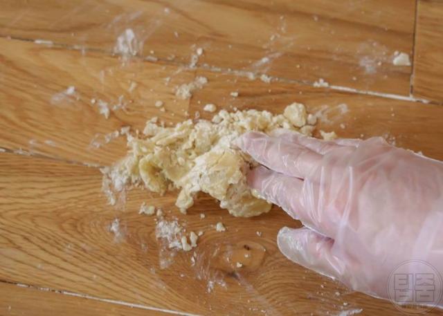 바닥에 기름 쏟았을때 기름제거 반죽