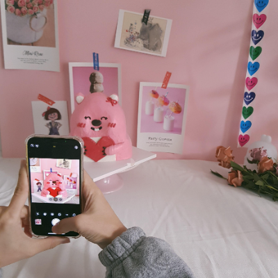 케이크 제작 과정을 릴스로 담아 브랜딩을 강화하는 매장 운영 모습