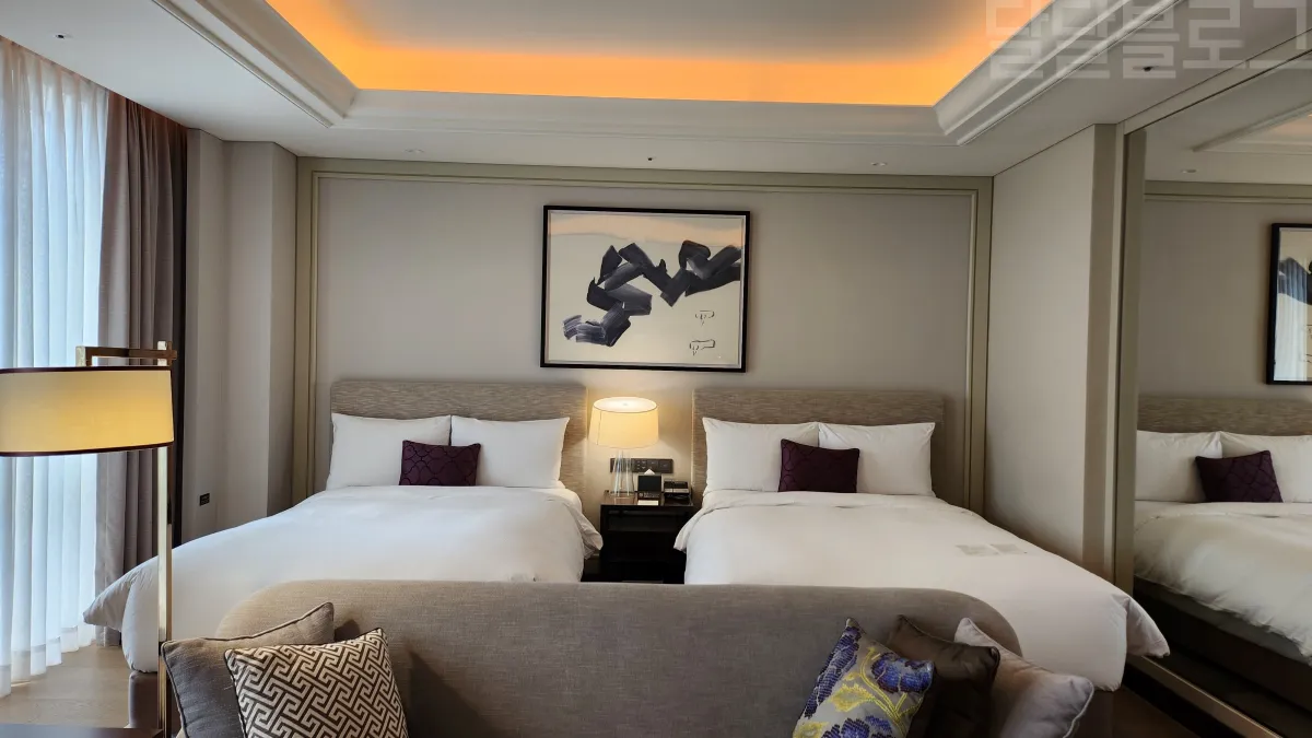 인천-파라다이스시시티-프리미어-디럭스-트윈-룸-침대