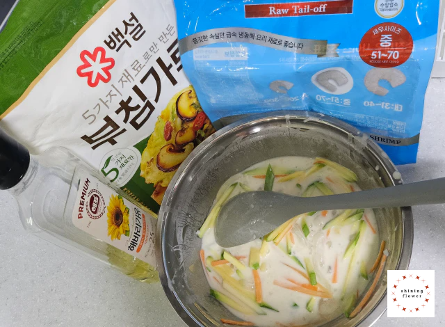 애호박전-재료-부침가루-새우살-애호박-당근-양파