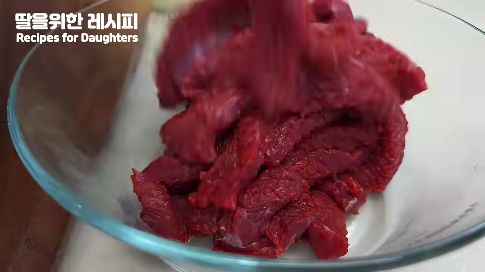 길쭉하게 썬 소고기