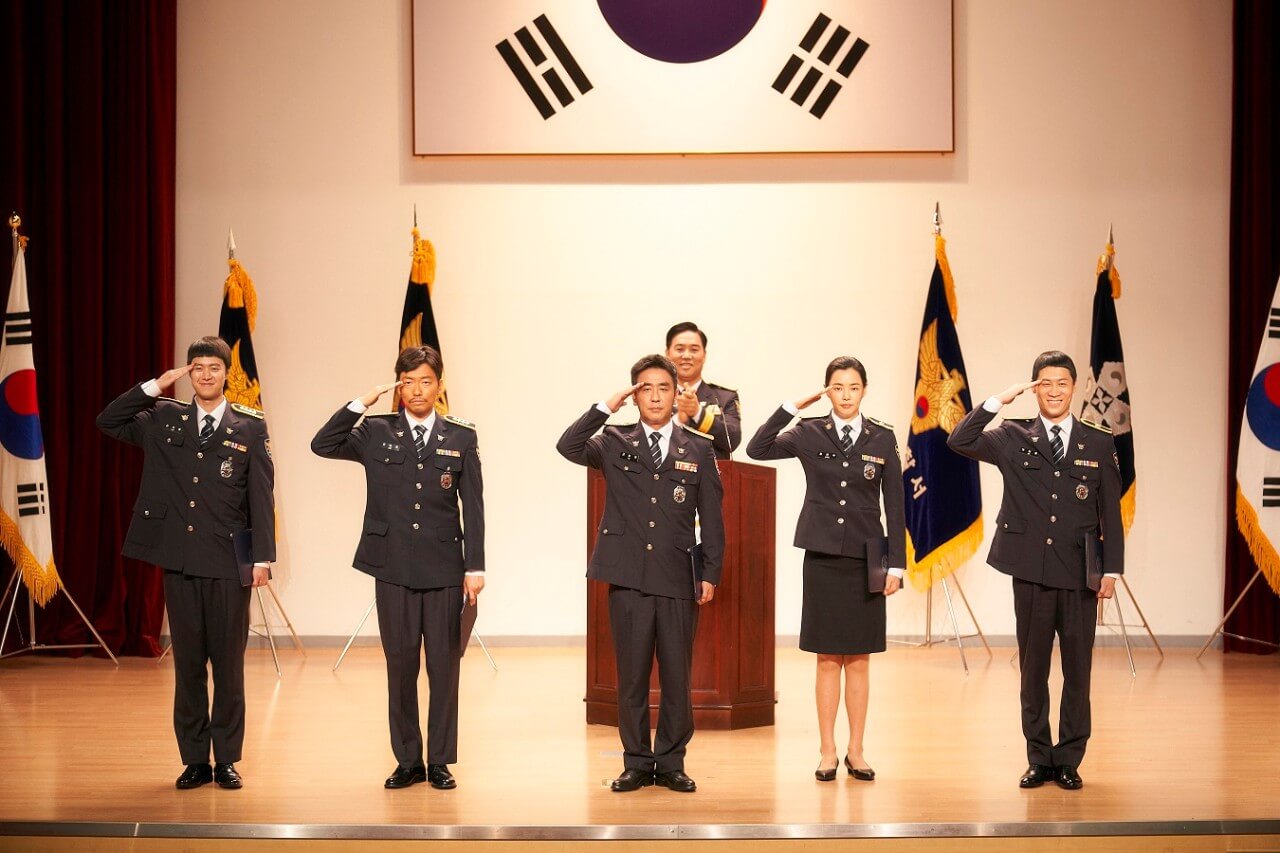 마약 보스를 잡아 전체 특진을 이뤄낸 마약반 형사들이 경례를 하고 있는 모습
