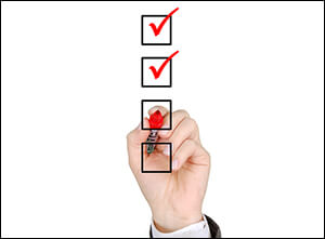 체크리스트를 작성하고 있는 손