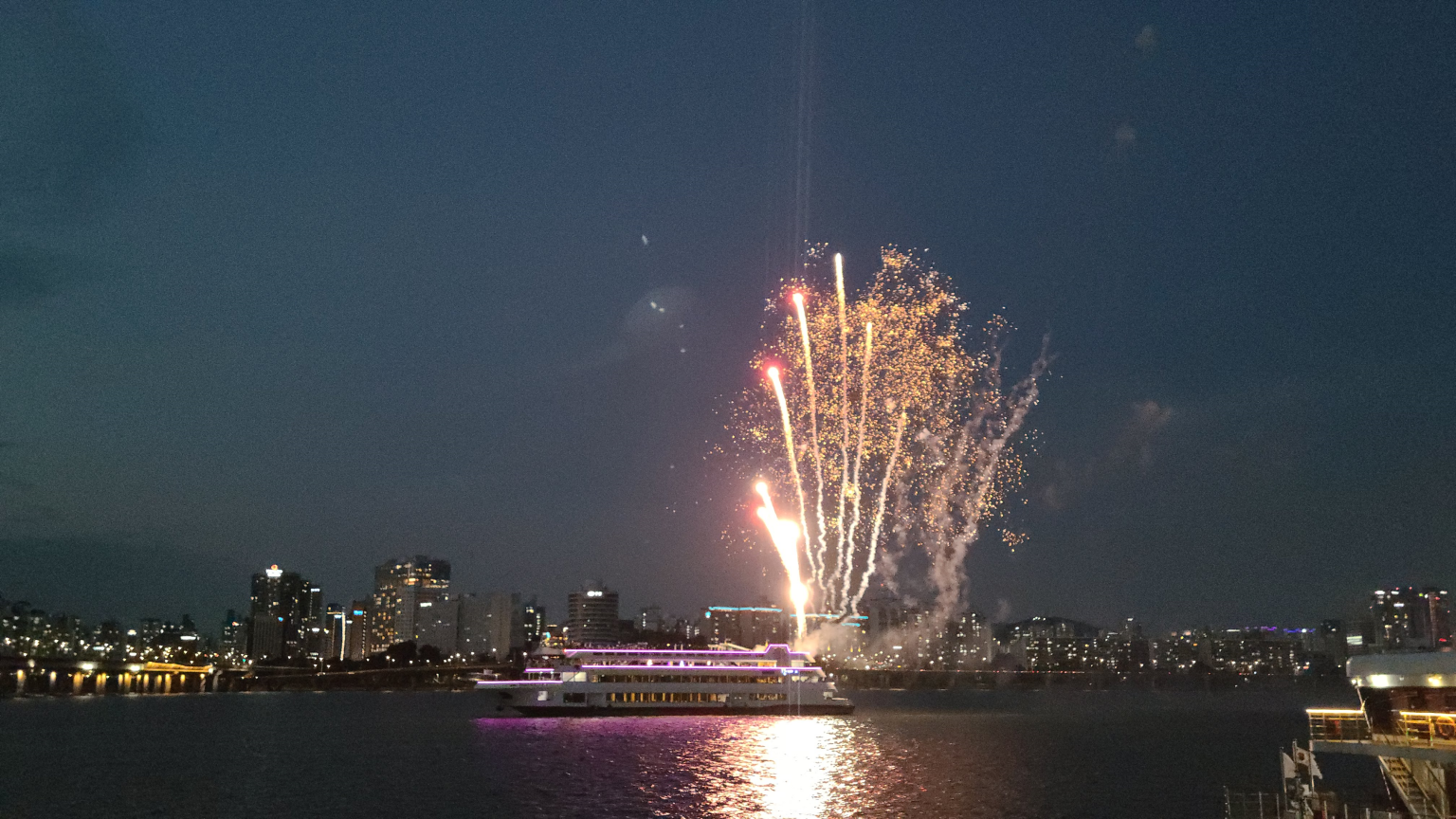 불꽃크루즈 사진