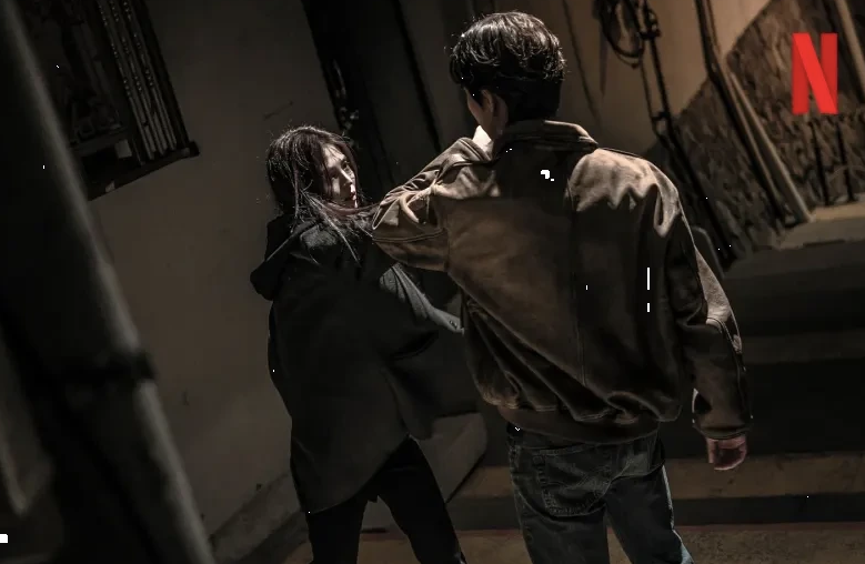 경성크리처 시즌 2 한소희와 박서준 대결 이미지