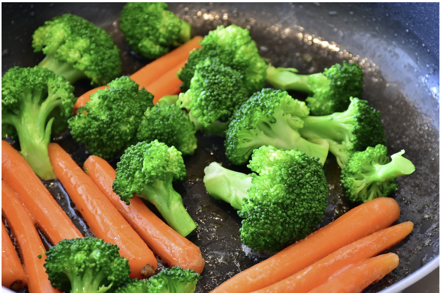 다양한 준비된 식재료와 반조리 음식