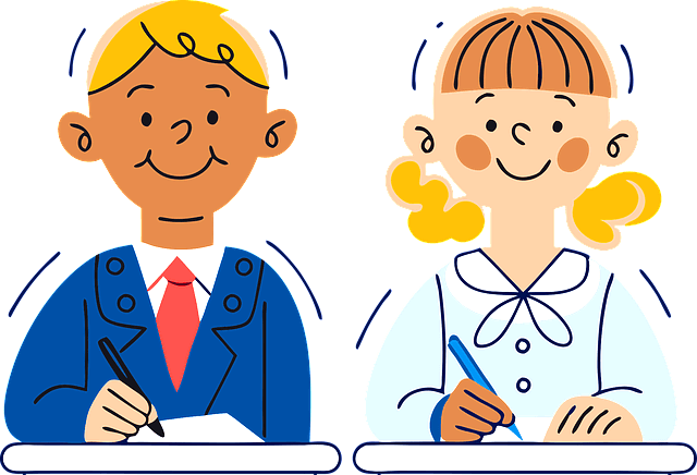 금발머리 남학생과 여학생이 나란히 책상 앞에 앉아서 웃고 있다.