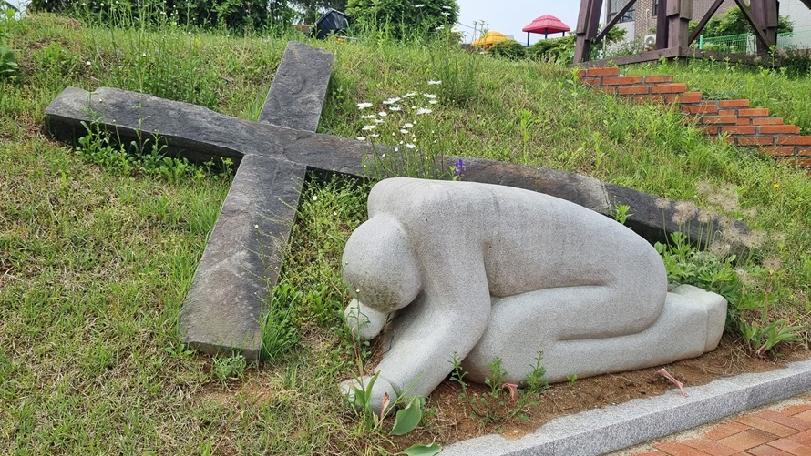 홍성성당 무명 순교자 동산 십자가와 무명 순교자