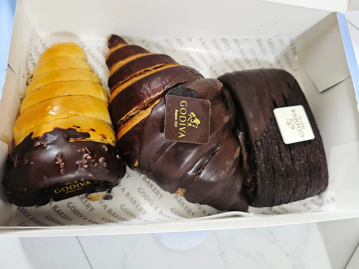 고디바가 만든 소라빵 / 진한 초콜릿 AOP크루아상 / 벨지안 다크 초콜릿 뺑 오 스위스