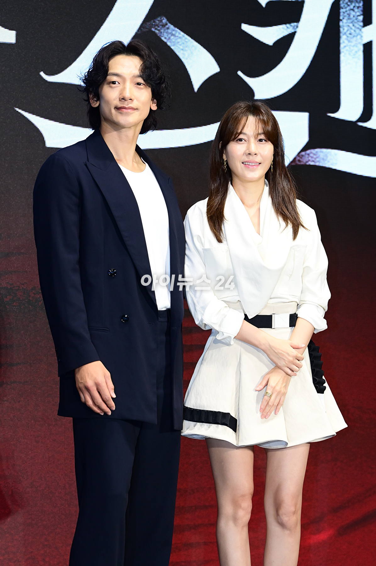 배우 정지훈(비)과 김하늘이 2일 오전 서울 영등포구 콘래드호텔에서 열린 디즈니 플러스 오리지널 '화인가 스캔들' 제작발표회에 참석하고 있다. [사진=정소희 기자]