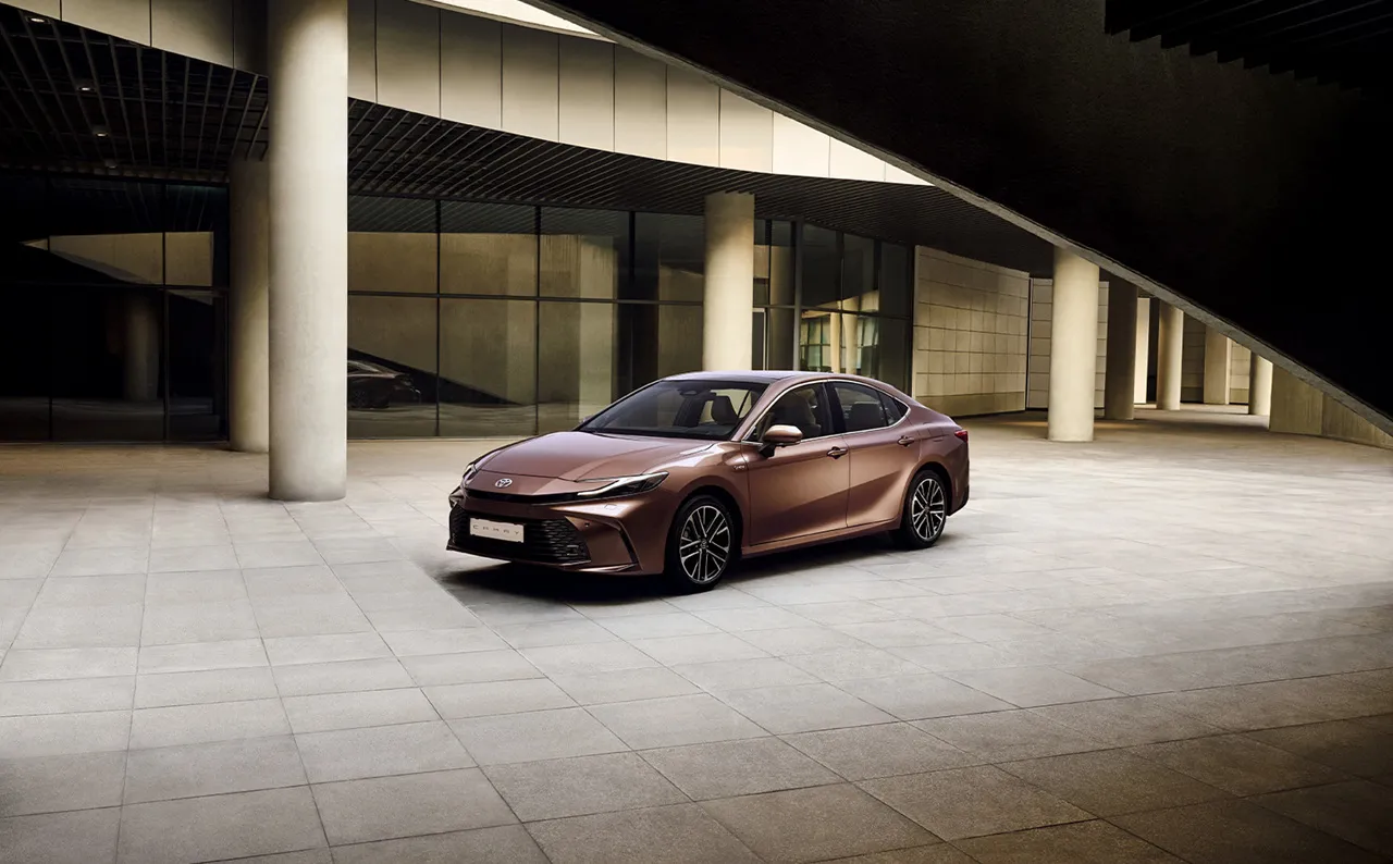 2025 토요타 캠리 하이브리드 차량 및 정보 이미지