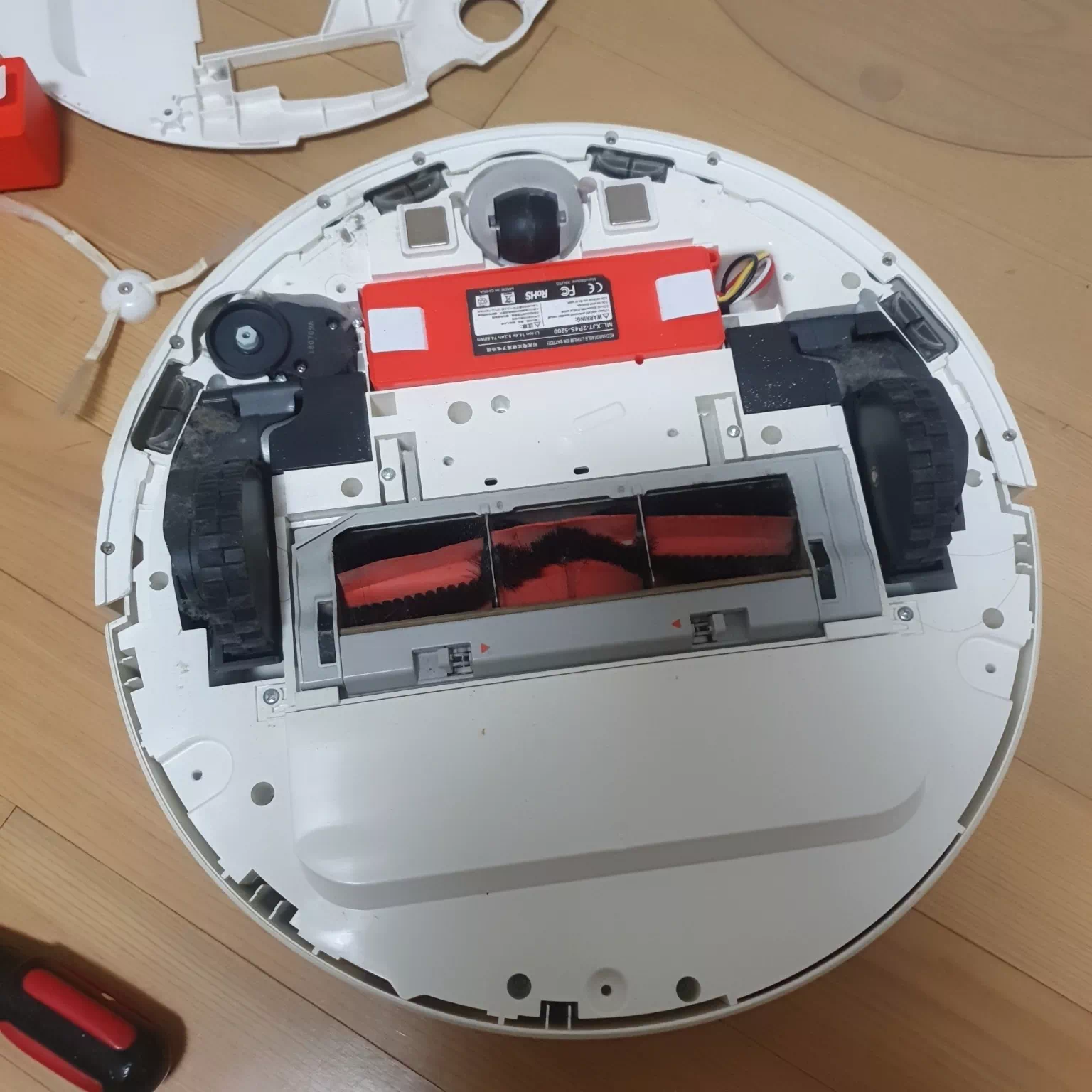 샤오미 로봇 청소기 새 배터리 결합 완료