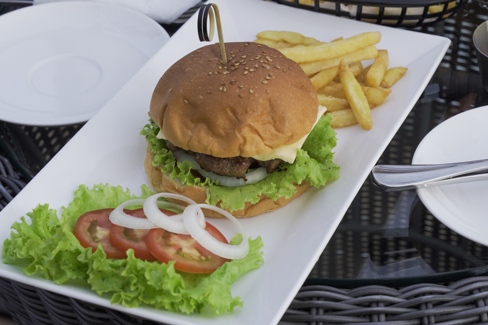 PH 루프탑 바 메뉴 중 비프 버거