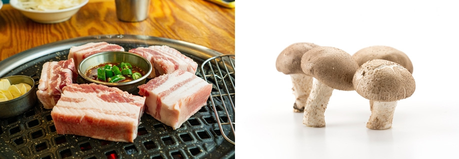 왼쪽 사진은 음식점의 동그란 불판 위에 두툼한 삼겹살 5덩어리와 그 가운데는 동그란 쇠 그릇에 양념장과 고추를 썰어 놓은 것을 놓고 같이 굽고 있는 사진이고, 오른쪽은 표고버섯 5송이를 하얀 바닥에 세워놓고 찍은 사진