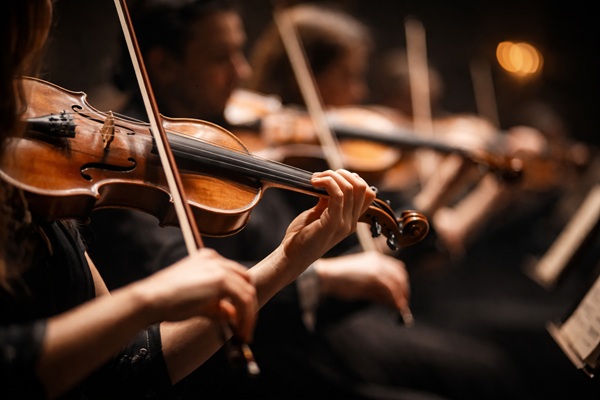 현악기 파트의 느린 지속음