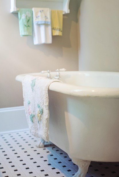 욕실 락스 청소 시 주의사항&amp;#44; 곰팡이 제거하다 폐 손상? 염소가스 중독 위험 경고