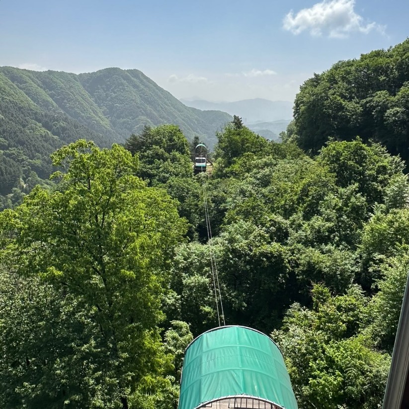 브릿지 짚라인은 가평 칼봉산에서 스릴을 즐길 수 있는 체험