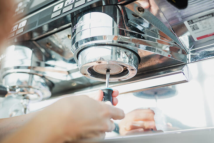 에스프레소 머신을 청소하는 방법?