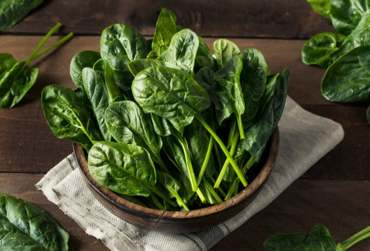 볼에-담긴-시금치