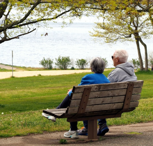 은퇴 후 인생을 설계하는 중년 부부