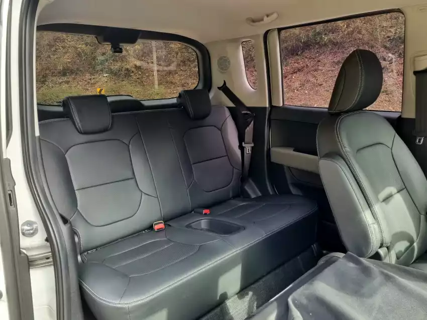 옆에서 본 레이 EV의 2열 공간은 이렇습니다.