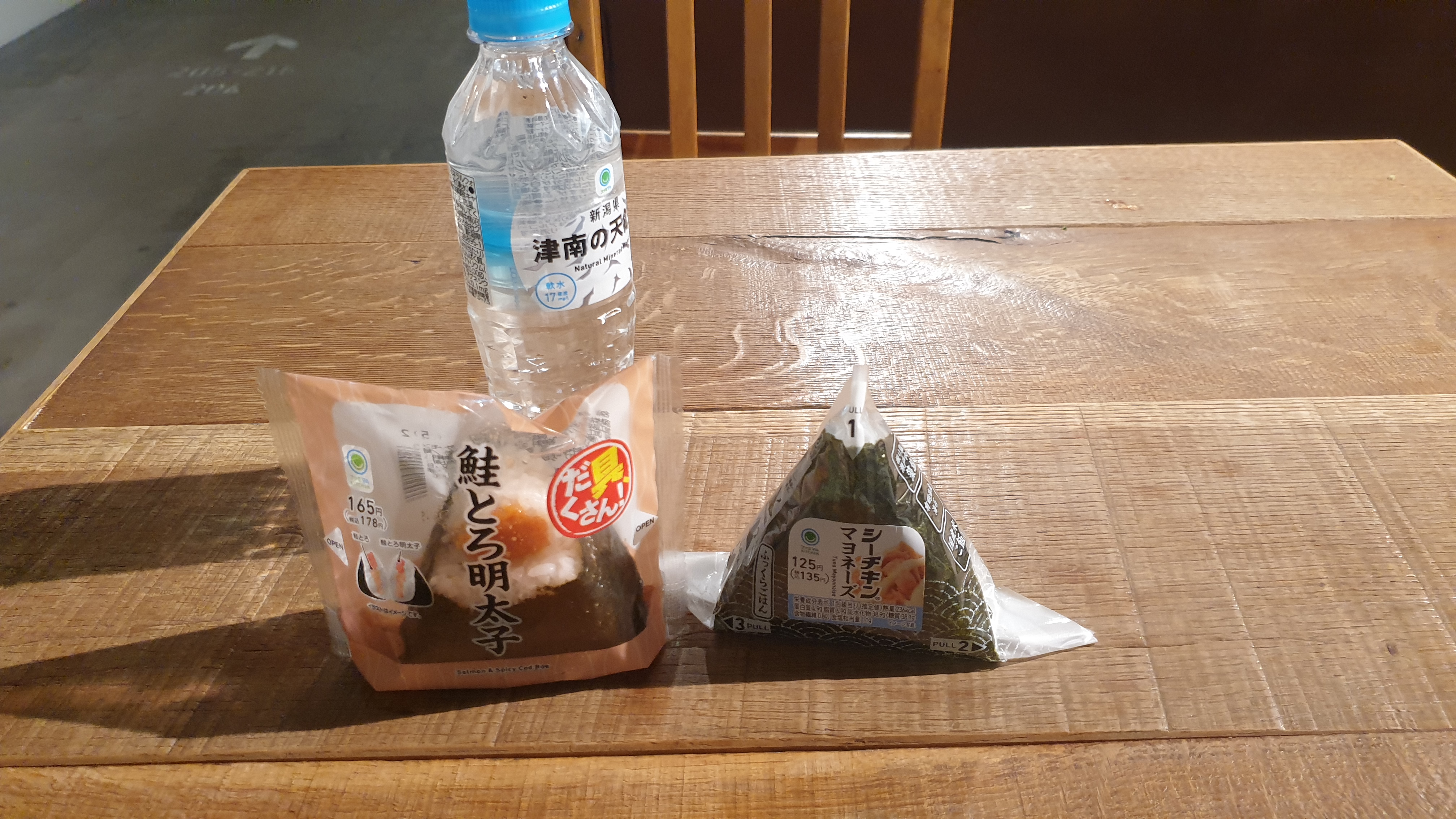 아침밥 메뉴 편의점 삼각김밥과 물의 모습
