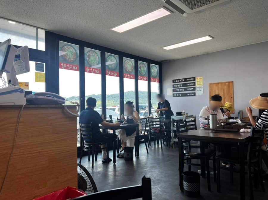 넓고 깔끔한 좌석이 마련된 은희네해장국 함덕점 내부 모습, 혼밥과 단체 식사 모두 가능한 편안한 공간.