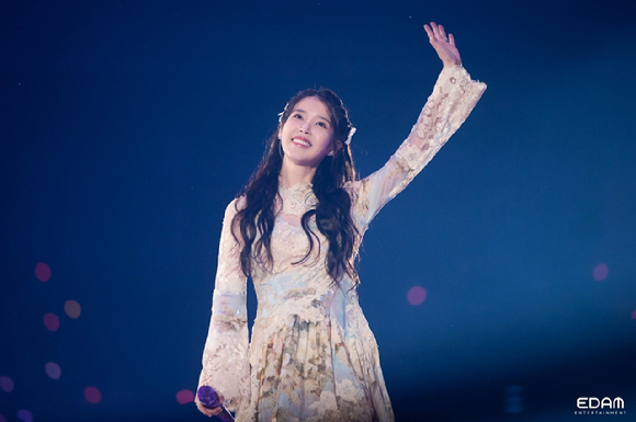 아이유가 서울 KSPO DOME에서 &amp;#39;2023 아이유 팬 콘서트 &amp;#39;I+UN1VER5E&amp;#39;&amp;#39;를 열고 무대를 펼치고 있다. [사진=EDAM엔터테인먼트]